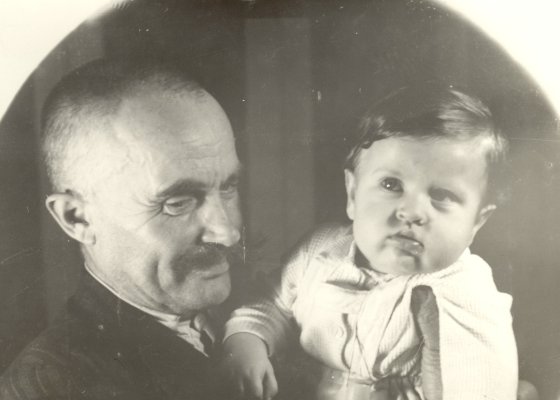 Vass József (Vass Lajos édesapja) Dániel unokájával - 1954. február