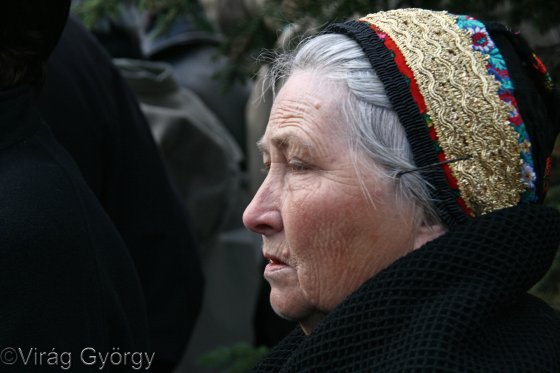 A Kartali Aszonykórus egy tagja, a sírkőavatáson